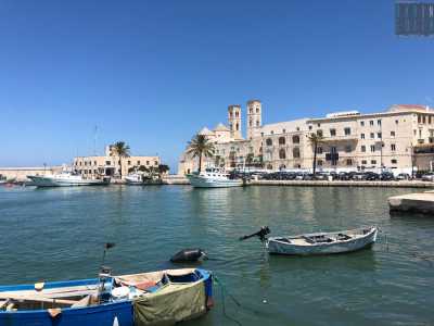 Dalla vicina banchina Seminario, abbiamo la possibilit� di gustarci la classica visione "da cartolina" di Molfetta: il duomo stesso, affiancato da palazzo Dogana (restaurato da pochissimi mesi), con le barche dei pescatori in primo piano